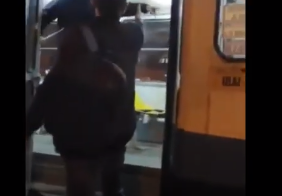 POBJEGLI PRIJE DOLASKA POLICIJE Potukli se putnici u tramvaju, učestvovali i migranti (VIDEO)