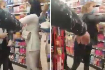 VIKALE, PSOVALE, POLIVALE SE MLIJEKOM Žestok okršaj žena nasred prodavnice, UVREDE SAMO PLJUŠTE (VIDEO)
