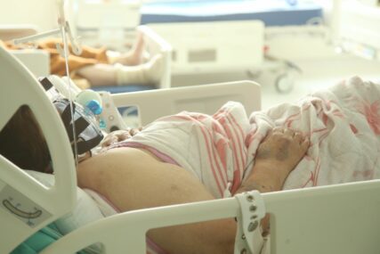 PREMINUO NEVAKCINISANI MLADIĆ (26) U novosadskoj kovid bolnici na liječenju 450 pacijenata
