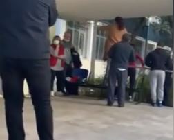 INCIDENT U KOVID BOLNICI Porodica pacijenta pokušala nasilno da uđe, LOMILI I STAKLA (VIDEO)