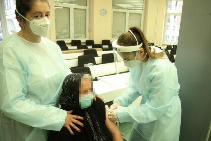 ČEKAJU ISPORUKU U prvoj grupi za vakcinu 42.000 Banjalučana (FOTO)