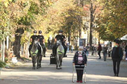 "FINO IH JE VIDJETI" Konjica patrolirala banjalučkim ulicama (FOTO)