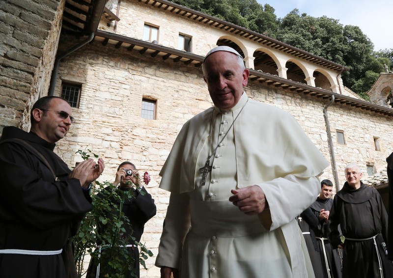 DIGLA SE PRAŠINA Vatikan tvrdi da Papa nije lajkovao fotografiju MANEKENKE, žele ISTRAGU