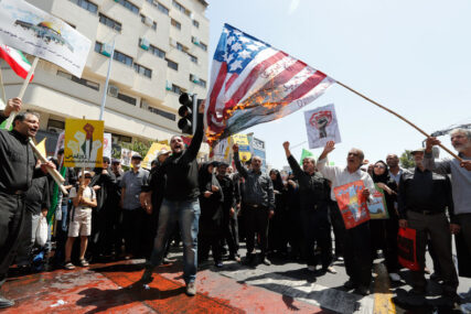 PROTESTI U TEHERANU Demonstranti palili zastave i slike američkih predsjednika