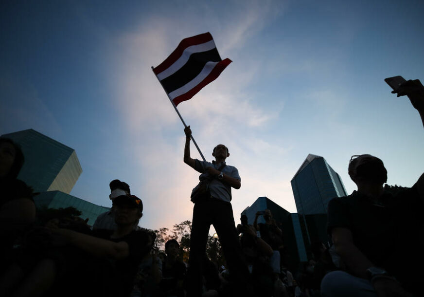 NASTOJE SPRIJEČITI PROTESTE Tajland oživio zakon kojim se zabranjuje kritika kralja