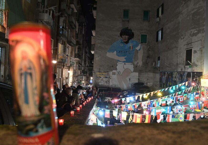 "NIŠTA GA NE OPISUJE BOLJE OD ULICA NAPULJA" Italijani se na emitovan način oprostili od Maradone (FOTO)