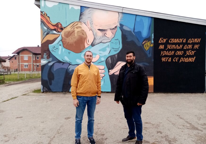 STEVAN I MILOŠ OPET ODUŠEVILI Oslikali su mural mitropolita Amfilohija, a sada su sredili i spomenik borcima u Prijedoru (VIDEO)