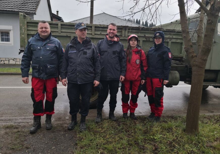 "ONE SU NAŠI HEROJI" Aleksandra i Anastasija pomažu stanovnicima Kostajnice koji su pogođeni zemljotresom (FOTO)