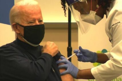 "NEMATE ZBOG ČEGA BRINUTI" Bajden primio Fajzerovu vakcinu, pa se obratio građanima (VIDEO)