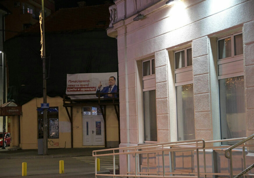 PANO SA PORUKOM PODRŠKE Bijeljina se večeras pridružila gradovima Srpske koji su Dodiku poželjeli brz oporavak (FOTO)