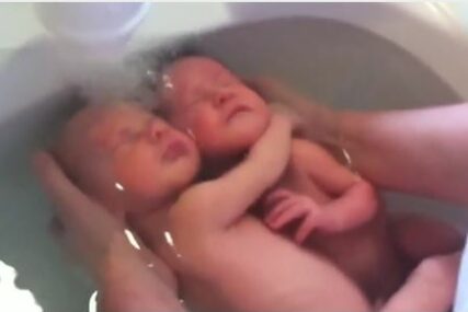 SNIMAK KOJI ĆE VAS RAZNJEŽITI Blizanci ne shvataju da su upravo rođeni, pa je babica morala da uradi OVO (VIDEO)