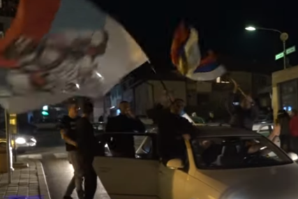 VATROMET, PJESME O KOSOVU I KOLONA VOZILA SA TROBOJKAMA Ovako se večeras slavio izbor nove Vlade u Crnoj Gori (VIDEO)