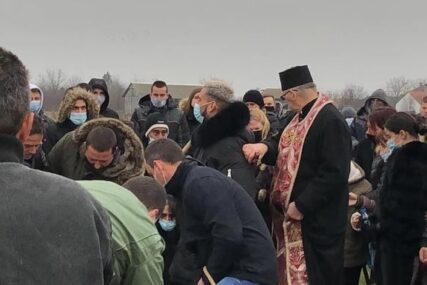 PJEVAČEVA MAJKA PALA U NESVJEST Otac Darka Lazića sahranjen sa harmonikom, pucalo se iz puške u njegovu čast