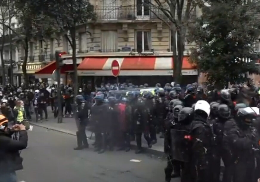 NOVI NEREDI U FRANCUSKOJ Hiljade ljudi na ulicama zbog novog zakona o bezbjednosti (VIDEO)