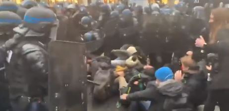 NASILJE NA ULICAMA GRADA SVJETLOSTI Hiljade ljudi na protestu zbog Zakona o bezbjednosti (VIDEO)