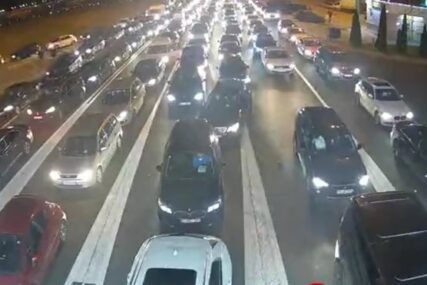 GUŽVE NA GRANICAMA SRBIJE Putnička vozila na Horgošu i Kelebiji čekaju satima