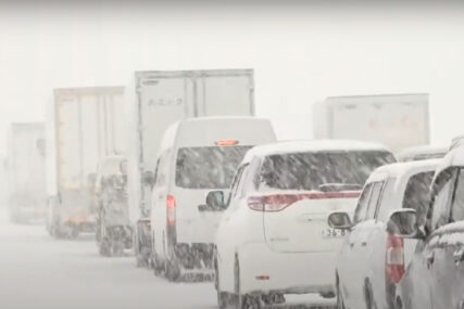OBILNE PADAVINE POGODILE OVU DRŽAVU Nekoliko stotina vozača zaglavljeno u snijegu na auto-putu (VIDEO)