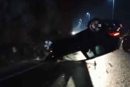 TEŠKA SAOBRAĆAJKA Jedno putničko vozilo završilo na krovu (VIDEO)