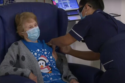 "OSJEĆAM SE ODLIČNO" Žena (90), koja je prva primila Fajzerovu vakcinu protiv korone, izašla iz bolnice (VIDEO)