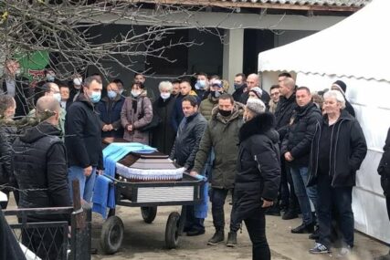 "KO MI TE ODVEO ČEDO MOJE!" Baka Darka Lazića doziva sina, pjevač plače pored očevog kovčega