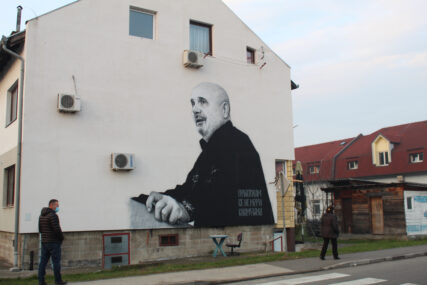 OMAŽ HIRURGU HEROJU Mural Miodraga Lazića u Brčkom