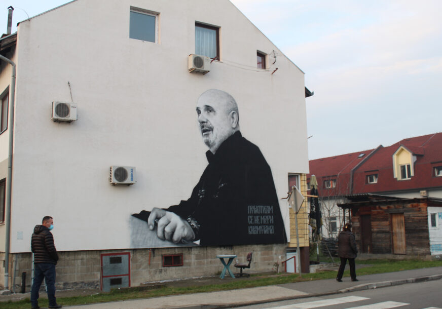 OMAŽ HIRURGU HEROJU Mural Miodraga Lazića u Brčkom