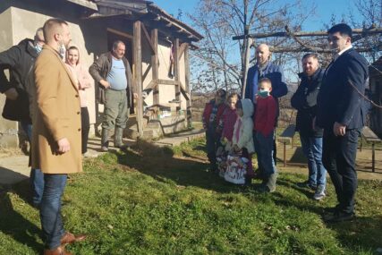 DIVNI POKLONI UOČI NOVE GODINE Privrednik iz Njemačke darovao sedmočlanu porodicu u Loparama
