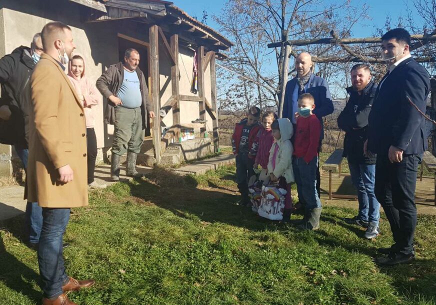 DIVNI POKLONI UOČI NOVE GODINE Privrednik iz Njemačke darovao sedmočlanu porodicu u Loparama