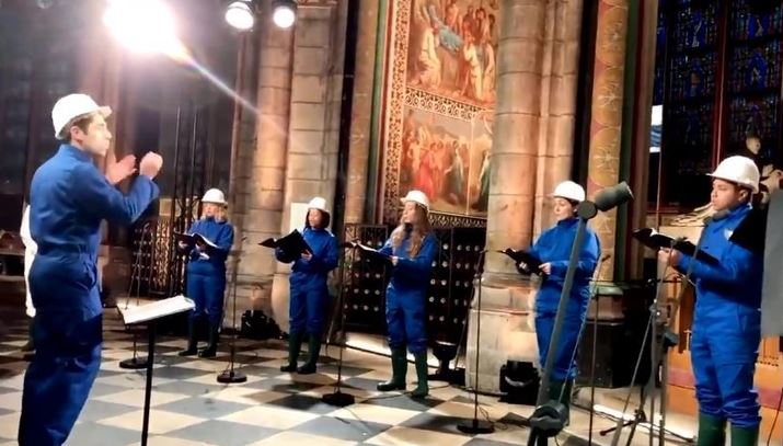 “BILO JE DIRLJIVO” Božićna čestitka iz Notr Dama, dirigent i horisti nastupali u RADNIM ODIJELIMA (VIDEO)
