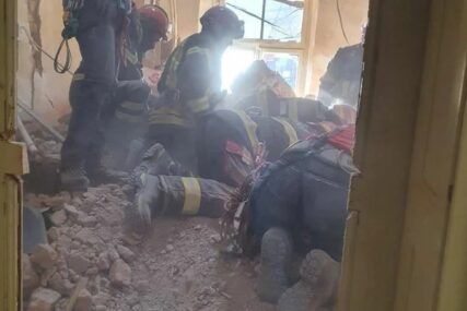 LIJEPA VIJEST IZ PETRINJE  Vatrogasci iz ruševina izvukli djevojku, kopali su satima po CIGLI I BETONU (FOTO)
