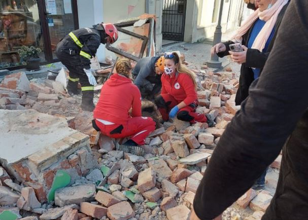 POVRIJEĐENA DVA VATROGASCA KOD SISKA Povrede zadobili prilikom saniranja štete od zemljotresa