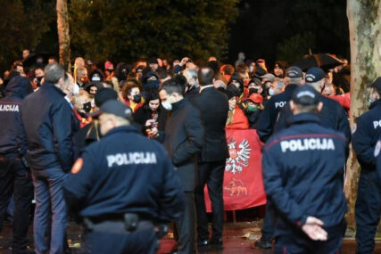"OVO NEĆE PROĆI BEZ KRVI" Tenzije u Podgorici, novi protest ispred Skupštine, policija pojačano obezbjeđuje parlament (VIDEO)