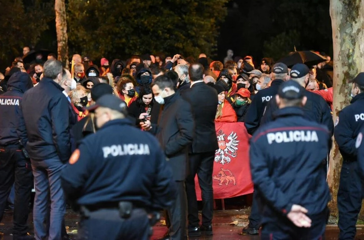 "OVO NEĆE PROĆI BEZ KRVI" Tenzije u Podgorici, novi protest ispred Skupštine, policija pojačano obezbjeđuje parlament (VIDEO)