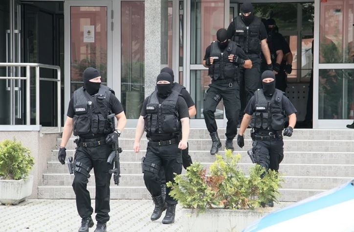 LAŽNI POLICAJCI HARAJU REGIONOM Poslije filmske pljačke u Beogradu, prevaranti upali u firmu u Sarajevu