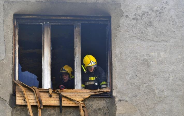 BUKTINJA SE NEMILOSRDNO ŠIRILA Izbio požar u domu za stare, poginulo 11 ljudi