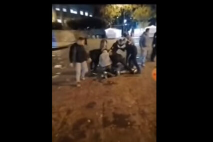 DRAMATIČAN SNIMAK Mladić fasciniran islamistima makazama nasrnuo na prolaznike i policajku (VIDEO)
