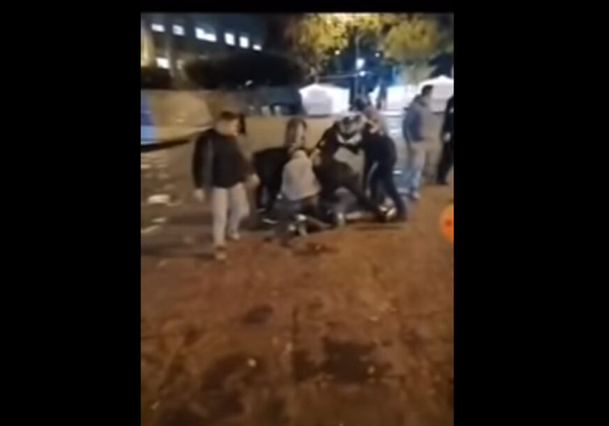 DRAMATIČAN SNIMAK Mladić fasciniran islamistima makazama nasrnuo na prolaznike i policajku (VIDEO)