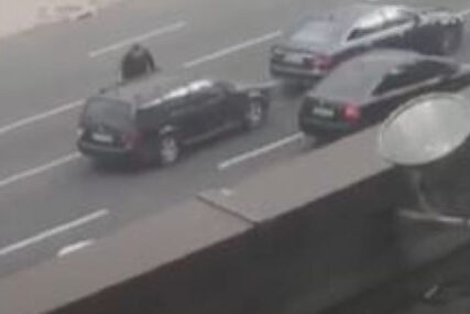 DRAMA U CENTRU SARAJEVA Izašao iz automobila i lupao po vozilu drugog vozača (VIDEO)