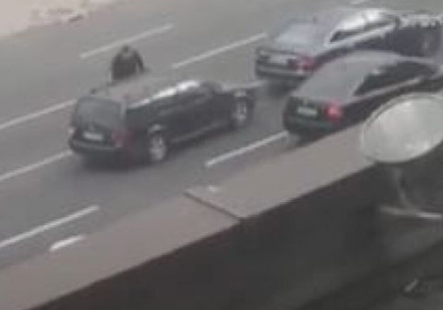 DRAMA U CENTRU SARAJEVA Izašao iz automobila i lupao po vozilu drugog vozača (VIDEO)