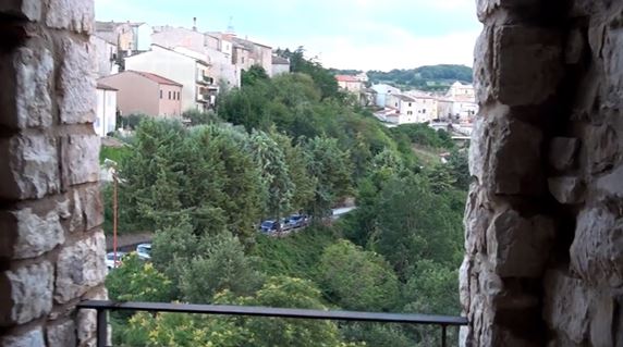CIJENE NEKRETNINA NEVJEROVATNO NISKE Još jedno selo u Italiji nudi kuće za JEDAN EVRO