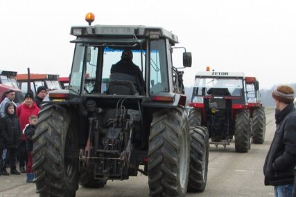 (FOTO) Nezadovoljstvo uvoznom politikom: Održan protest poljoprivrednika i u Hrvatskoj