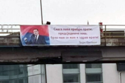 "SNAGA LAVA HRABRE PRATI" Osvanuo novi transparent podrške Miloradu Dodiku