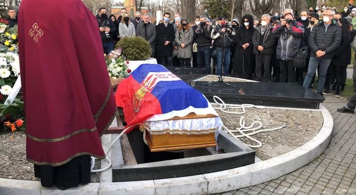 KOVČEG PREKRIVEN SRPSKOM ZASTAVOM Uz zvuk trube sahranjen glumac Tihomir Arsić (FOTO)