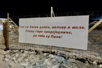 “SVE SI BITKE DOBIO, VELIKE I MALE” Postavljen transparent podrške Dodiku u Palama