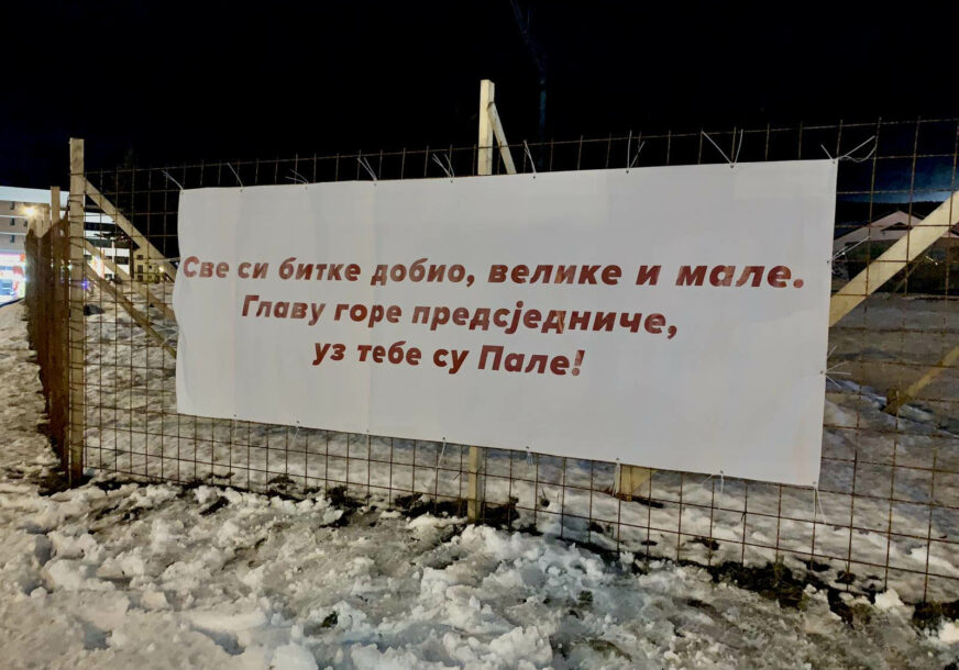 “SVE SI BITKE DOBIO, VELIKE I MALE” Postavljen transparent podrške Dodiku u Palama