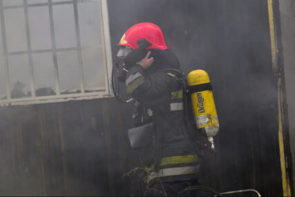 U Sarajevu zapaljen automobil: Vatrogasci brzo reagovali, nije bilo žrtava