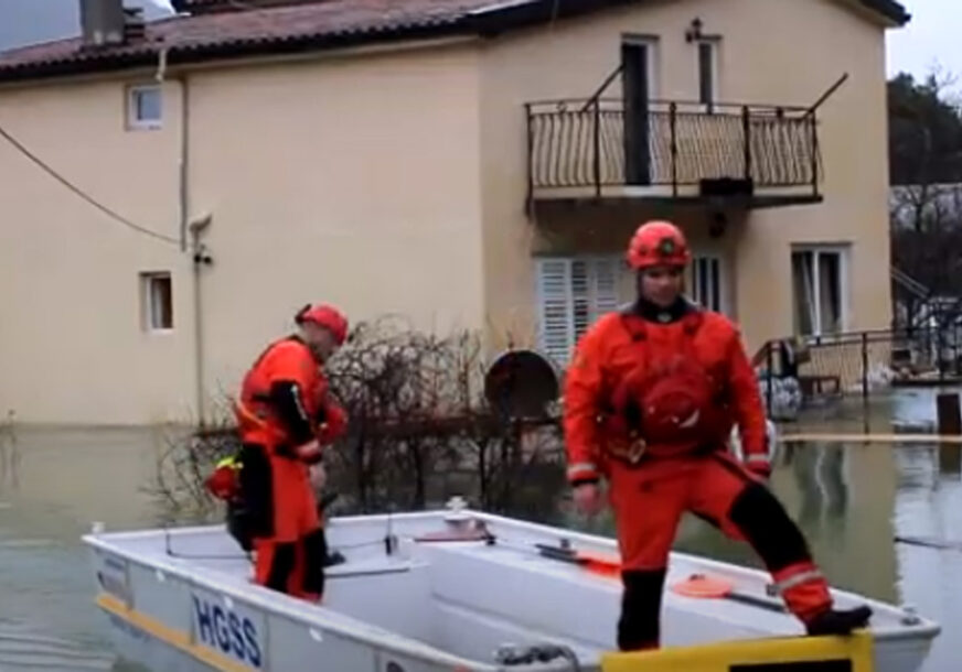 KUĆE POD VODOM, EVAKUISANE PORODICE Dramatične scene nevremena u Hrvatskoj (VIDEO)