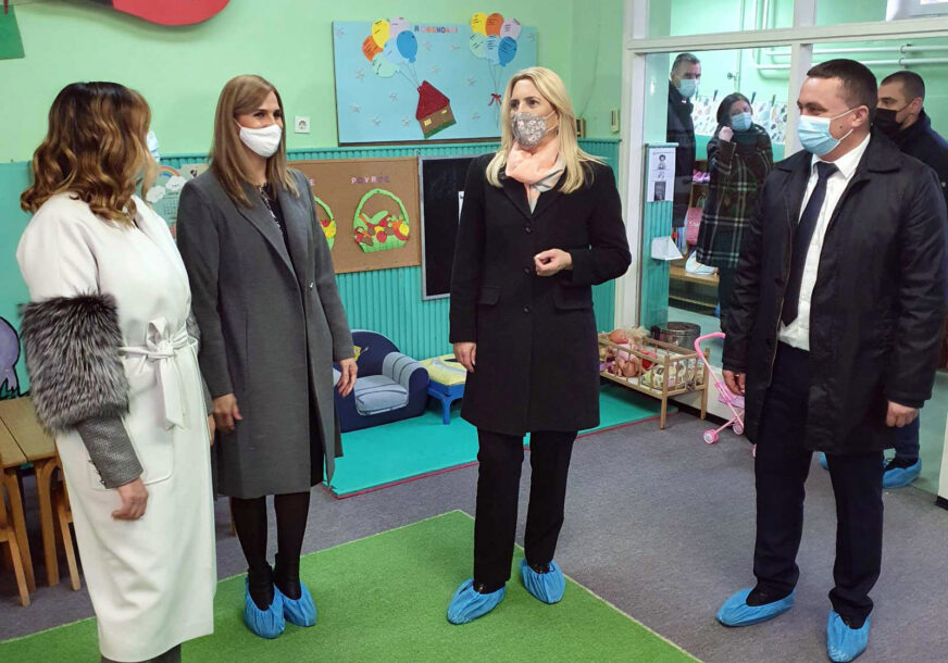 DIO SREDSTAVA OBEZBIJEDIO KABINET PREDSJEDNICE Cvijanovićeva posjetila obnovljeni vrtić u Mrkonjić Gradu