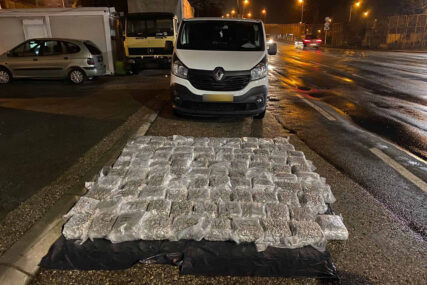 VELIKA ZAPLIJENA NARKOTIKA U GRADIŠCI Hrvatski državljanin na granici uhvaćen sa 110 kilograma droge VRIJEDNE POLA MILIONA KM