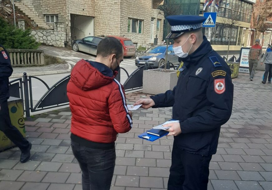 AKCIJA "IZABERI PRAVE VRIJEDNOSTI" Policajci dijelili letke s informacijama o zloupotrebi droga